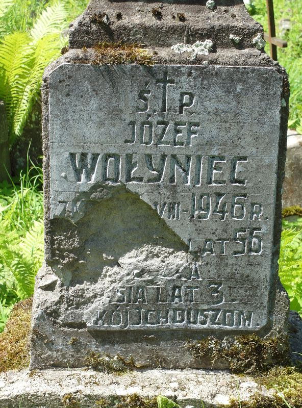 Fragment nagrobka Józefa Wołyńca z cmentarza na Rossie w Wilnie, stan z 2015 r.