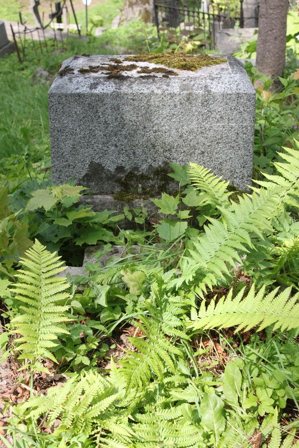 Cokół z nagrobka Heleny Kowalenko, cmentarz na Rossie w Wilnie, stan z 2013 r.