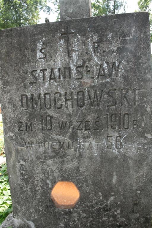 Fragment nagrobka Emmy, Justyny, Adama i Stanisława Dmochowskich z cmentarza na Rossie w Wilnie, stan z 2013 r.