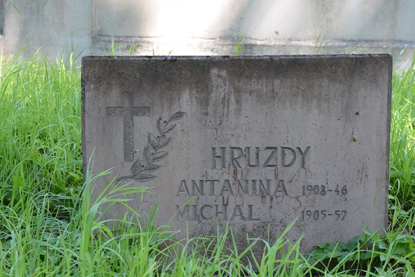 Fragment nagrobkaAntoniny i Michała Hruzdy, cmentarz na Rossie, stan z 2013 roku