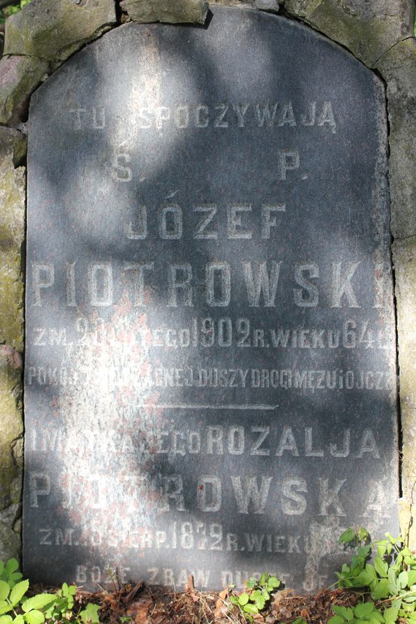 Fragment nagrobka Józefa i Rozalii Piotrowskich, cmentarz na Rossie w Wilnie, stan z 2013