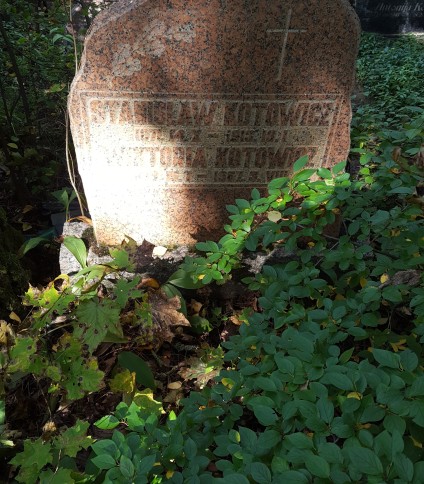Nagrobek Wiktorii i Stanisława Kotowiczów, cmentarz św. Michała w Rydze, stan z 2021 r.