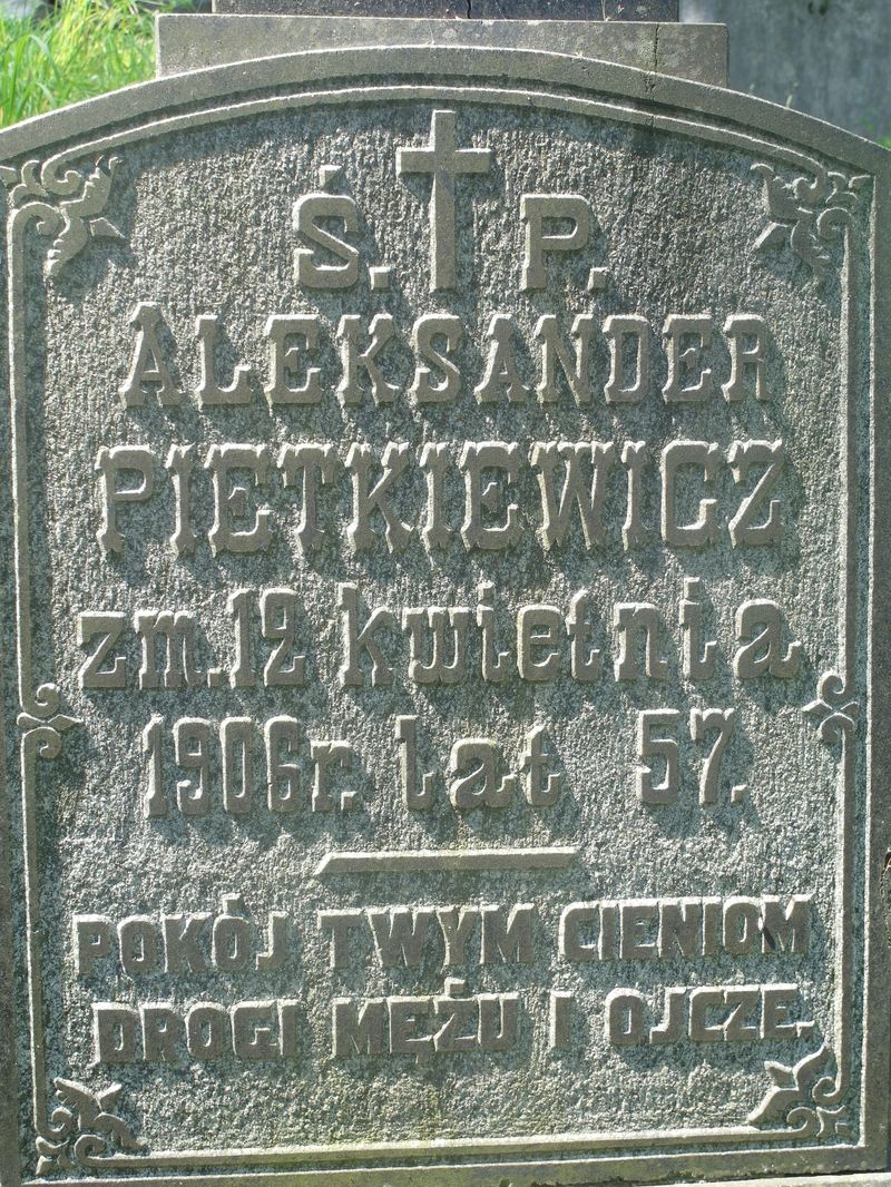 Fragment of the tombstone of Aleksandr and Konstancja Pietkiewicz, Na Rossie cemetery in Vilnius, as of 2015.