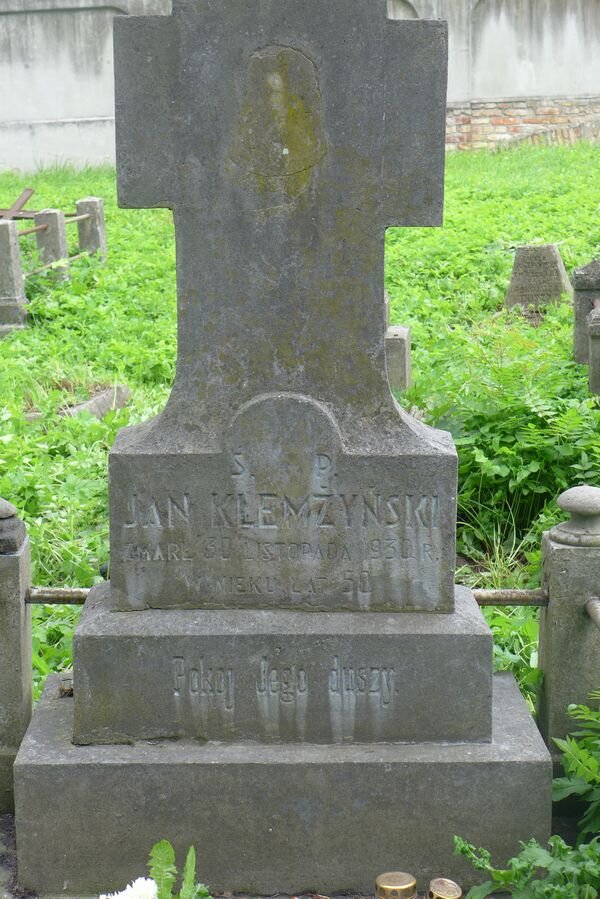 Inscription from the gravestone of Jan Klemżyński, Na Rossie cemetery in Vilnius, as of 2013.