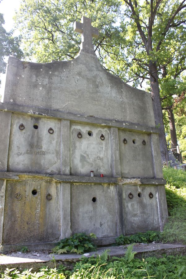 Tomb of the Avgutovichs, Ross cemetery in Vilnius, as of 2013.