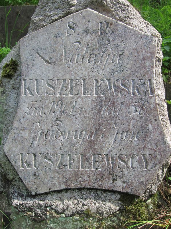 Inscription from the tomb of the Kuszelewski family, Ross cemetery in Vilnius, as of 2013.
