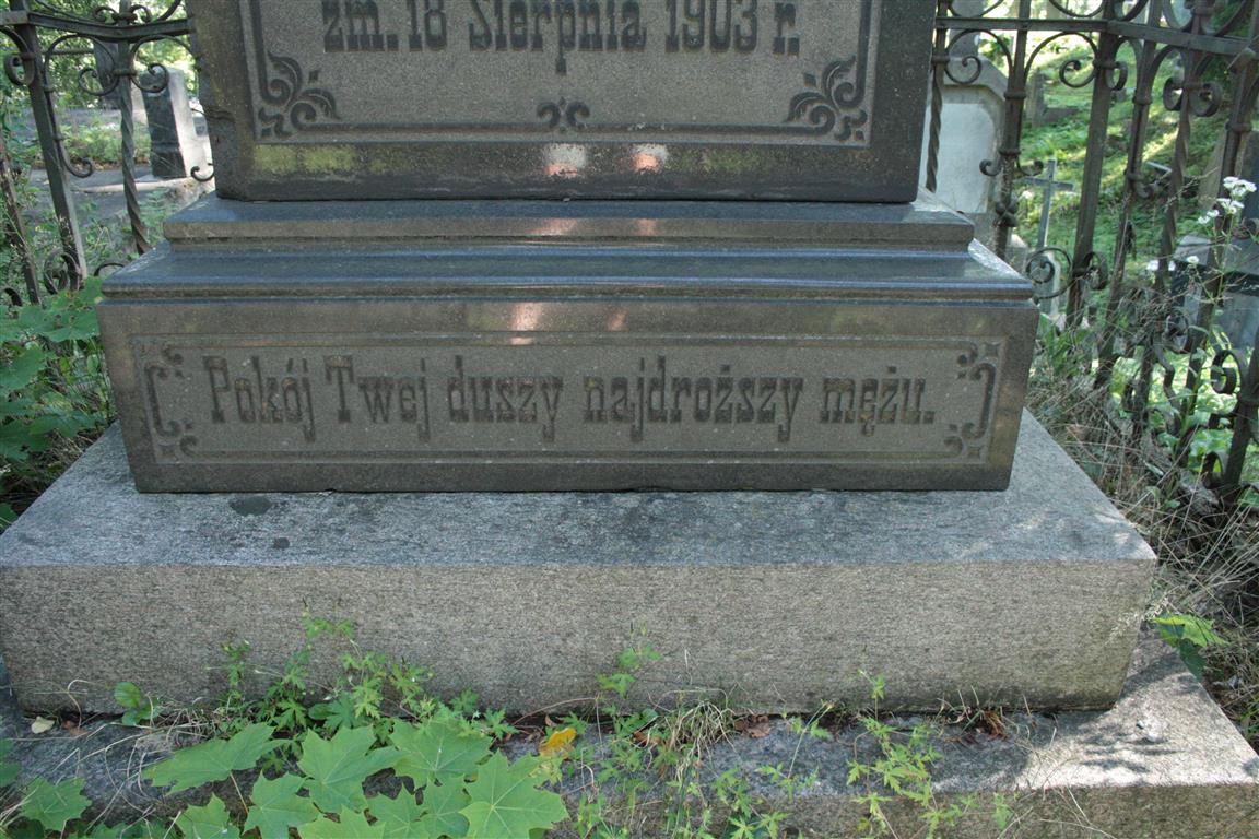 Fragment  nagrobka Adolfa Korsaka z cmentarza na Rossie w Wilnie, stan z 2013 r.
