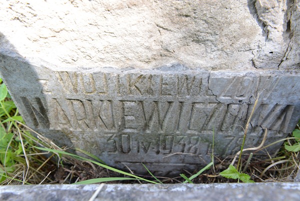 Fragment nagrobka Anny Narkiewicz, cmentarz na Rossie, stan z 2013 roku