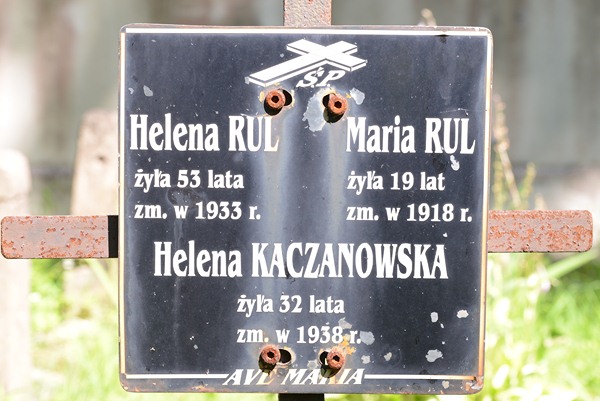 Fragment nagrobka Heleny Kaczanowskiej, Heleny i Marii Rul, cmentarz na Rossie, stan z 2013 roku