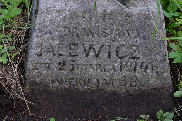 Fragment nagrobka Bronisławy Jacewicz, cmentarz na Rossie, stan z 2013 roku