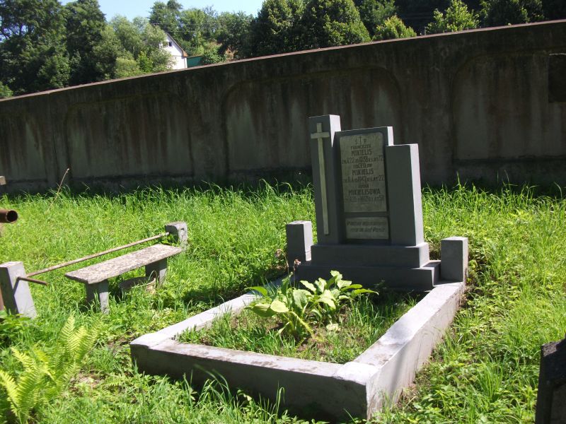 Tombstone of the Mikelis family, Ross cemetery, state of 2013