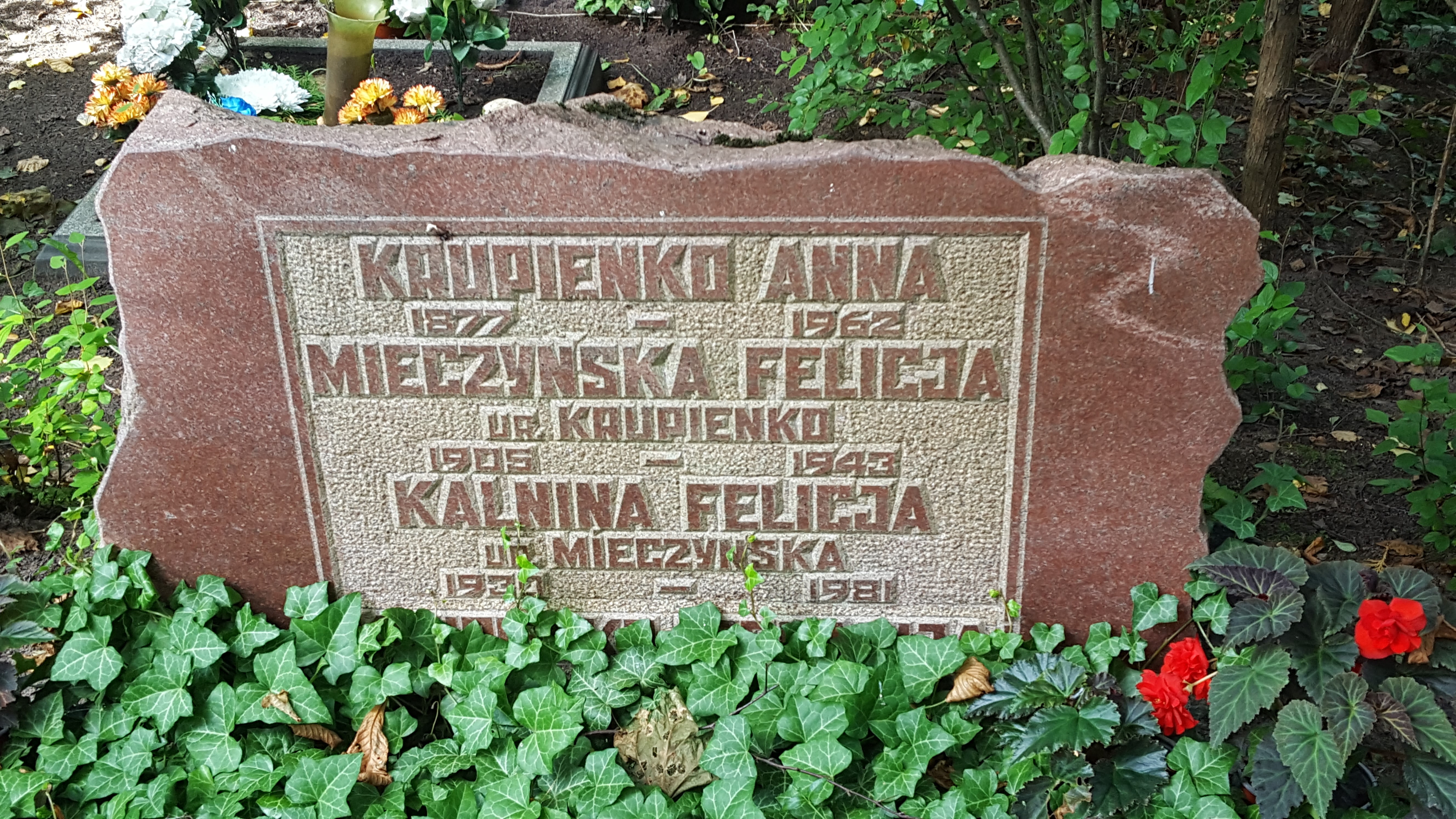 Inscription from the gravestone of Felicia Kalnina, Anna Krupienko, Felicia Mieczynska, St Michael's cemetery in Riga, as of 2021.