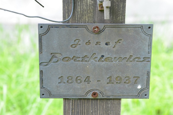 Fragment nagrobka Józefa Bortkiewicza, cmentarz na Rossie, stan z 2013 roku