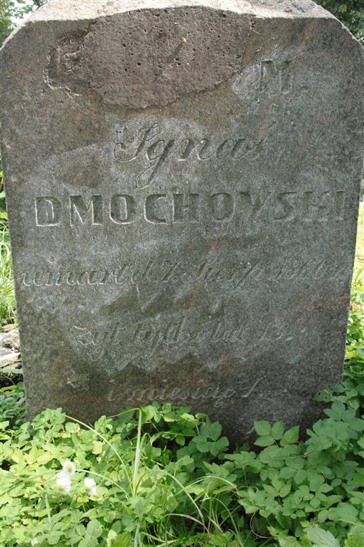 Fragment nagrobka Ignacego Dmuchowskiego z cmentarza na Rossie w Wilnie, stan z 2013 r.