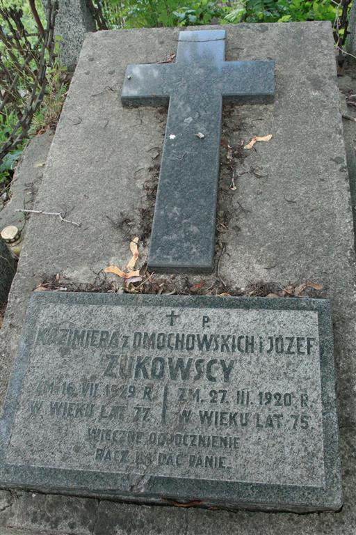 Fragment nagrobka Kazimiery i Józefa Żukowskich z cmentarza na Rossie w Wilnie, stan z 2013 r.