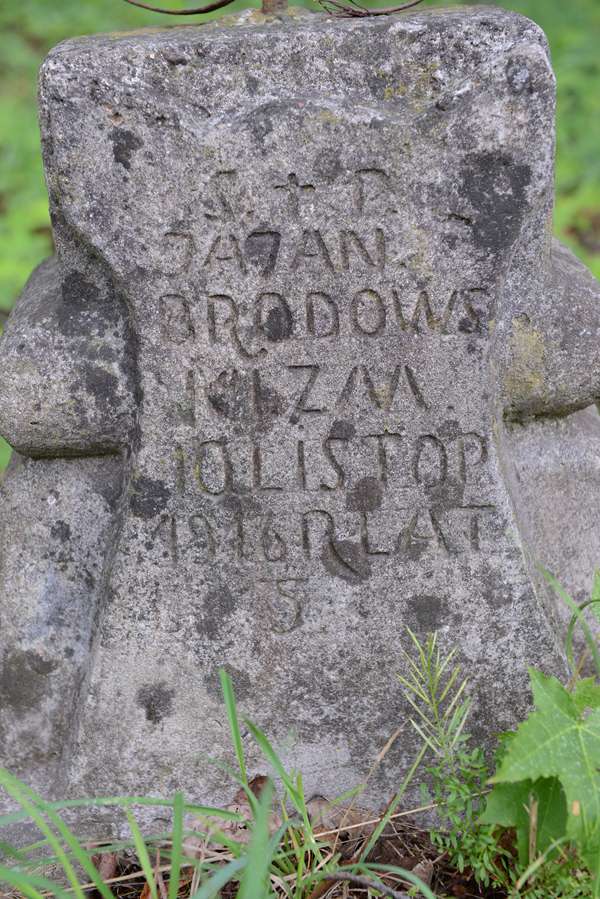 Fragment nagrobka Jazana Grodowskiego, cmentarz na Rossie, stan z 2013 roku