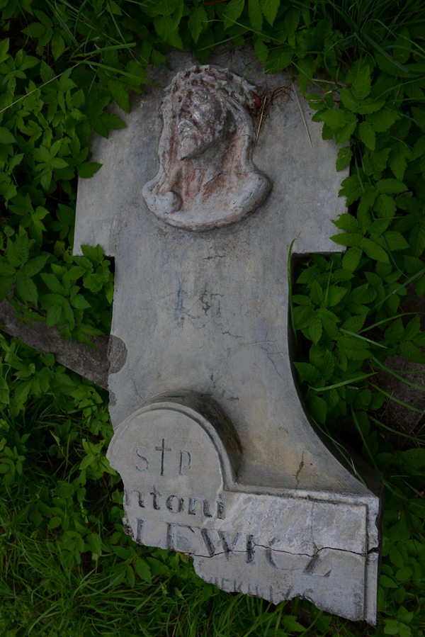 Fragment of Antoni [...]lewicz's tombstone, Ross cemetery, as of 2013