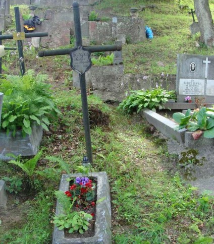 Nagrobek Vladasa Sarapasa z cmentarza na Rossie w Wilnie, stan z 2013 roku