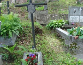 Nagrobek Vladasa Sarapasa z cmentarza na Rossie w Wilnie, stan z 2013 roku