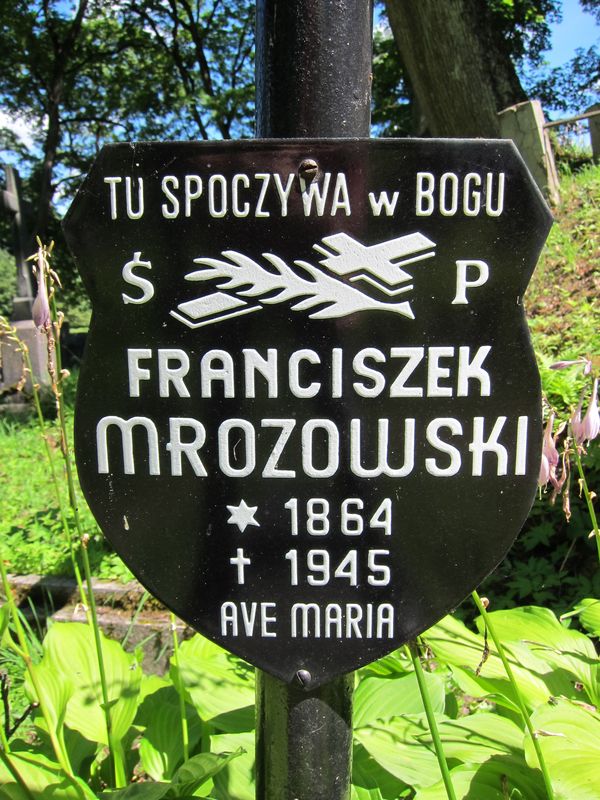 Tablica z inskrypcją z nagrobka Franciszka Mrozowskiego, cmentarz na Rossie w Wilnie, stan z 2013 r.