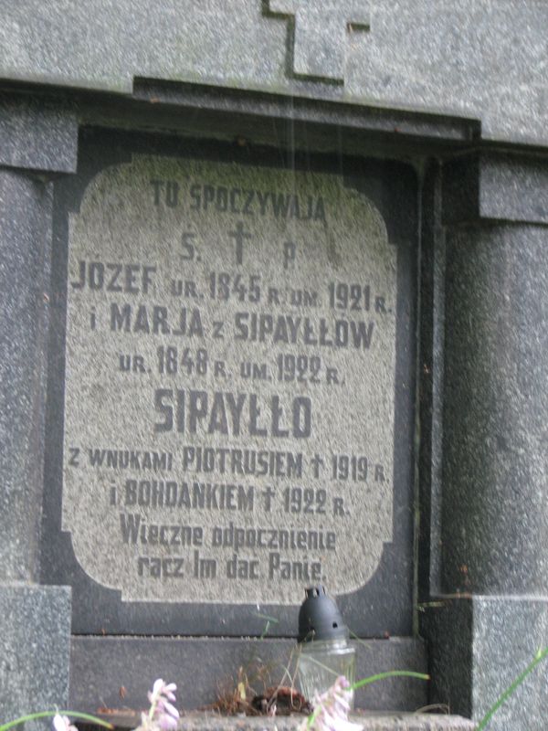 Tombstone of the Sipaylo family, Ross cemetery in Vilnius, as of 2013.
