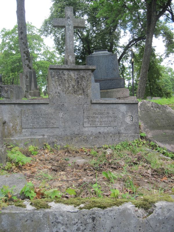 Tomb of Karol-Gabriel and Stefania Augustowska, Ross Cemetery in Vilnius, as of 2013.