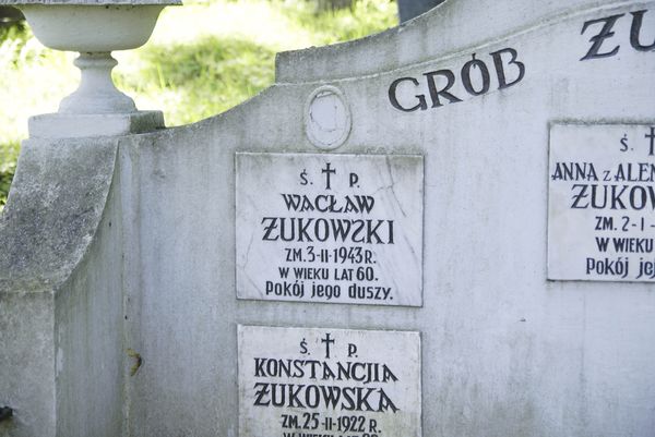 Inskrypcje na grobowcu rodziny Żukowskich, cmentarz na Rossie w Wilnie, stan z 2013
