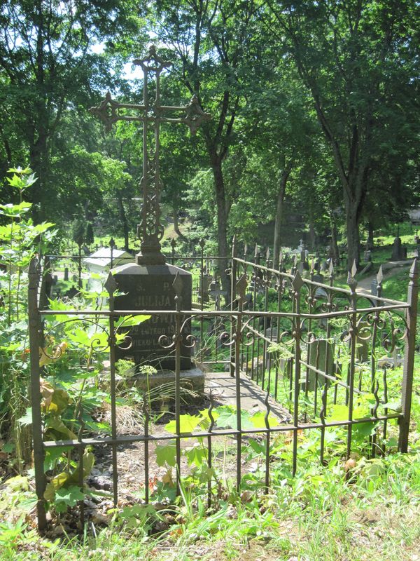 Tombstone of Yulia Yasinovich, Ross cemetery in Vilnius, as of 2013.
