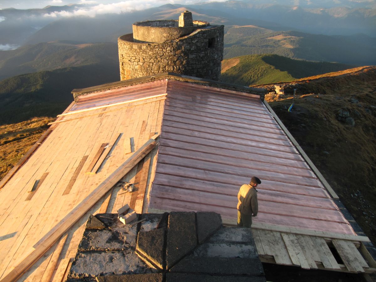 Obserwatorium astronomiczno-meteorologiczne na szczycie góry Pop Iwan, prace na dachu
