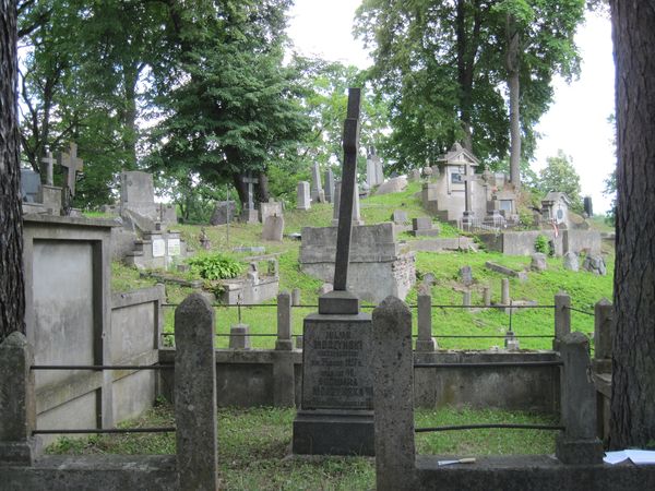 Tombstone of Bogumila, Julian and Stefan Moszyński, and originally also of Helena, Bolesław, Czesław and Konstanty Moszyńska and Anna Szerszeniewicz, Ross cemetery in Vilnius, as of 2013.