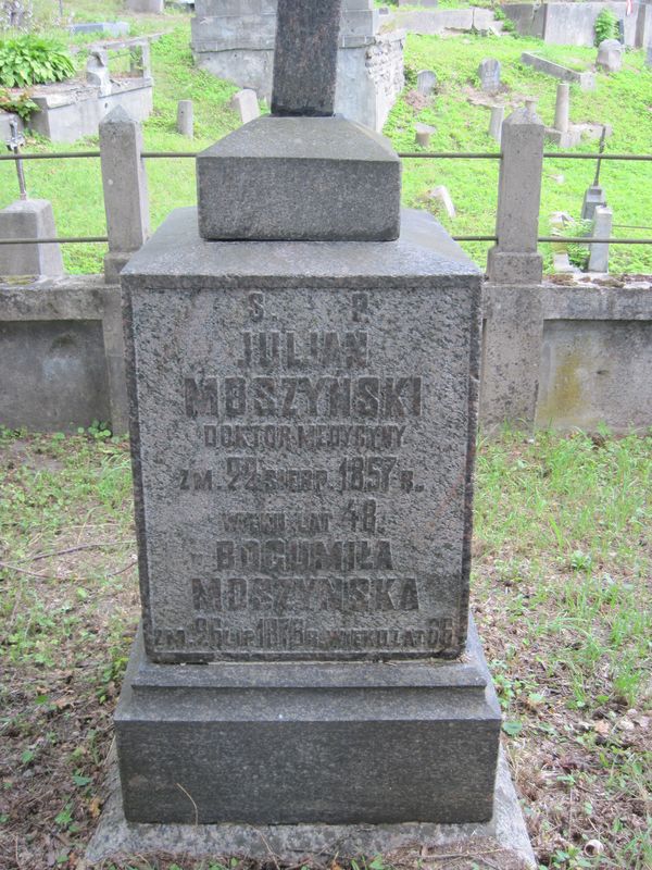 Tombstone of Bogumila, Julian and Stefan Moszyński, and originally also of Helena, Bolesław, Czesław and Konstanty Moszyńska and Anna Szerszeniewicz, Ross cemetery in Vilnius, as of 2013.