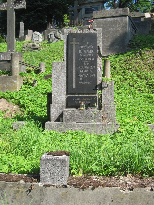 Tombstone of Konstantin and Veronika Rozmiacin, Ross cemetery in Vilnius, as of 2013.