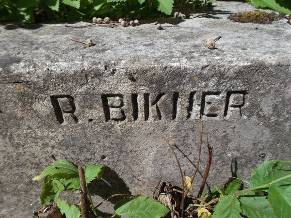 Sygnatura z nagrobka Józefa Makowieckiego, cmentarz Na Rossie w Wilnie, stan z 2012 roku
