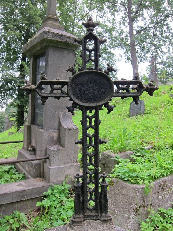 Коронка з надгробка Юзефа Родзевича, цвинтар Росс у Вільнюсі, станом на 2013 рік.