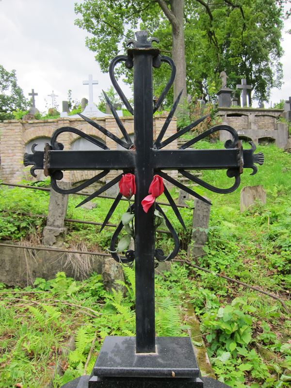 Zwieńczenie nagrobka Jana i Michała Piech, cmentarz na Rossie w Wilnie, stan z 2013 r.
