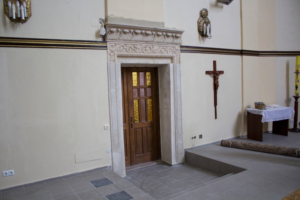 Portal wejścia do zakrystii kościoła parafialnego p. w. śś. Piotra i Pawła w Brzeżanach po konserwacji