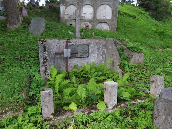 Tomb of Emilia Jodelis, Jan and Viktoria Labutis, Na Rossa cemetery in Vilnius, as of 2013