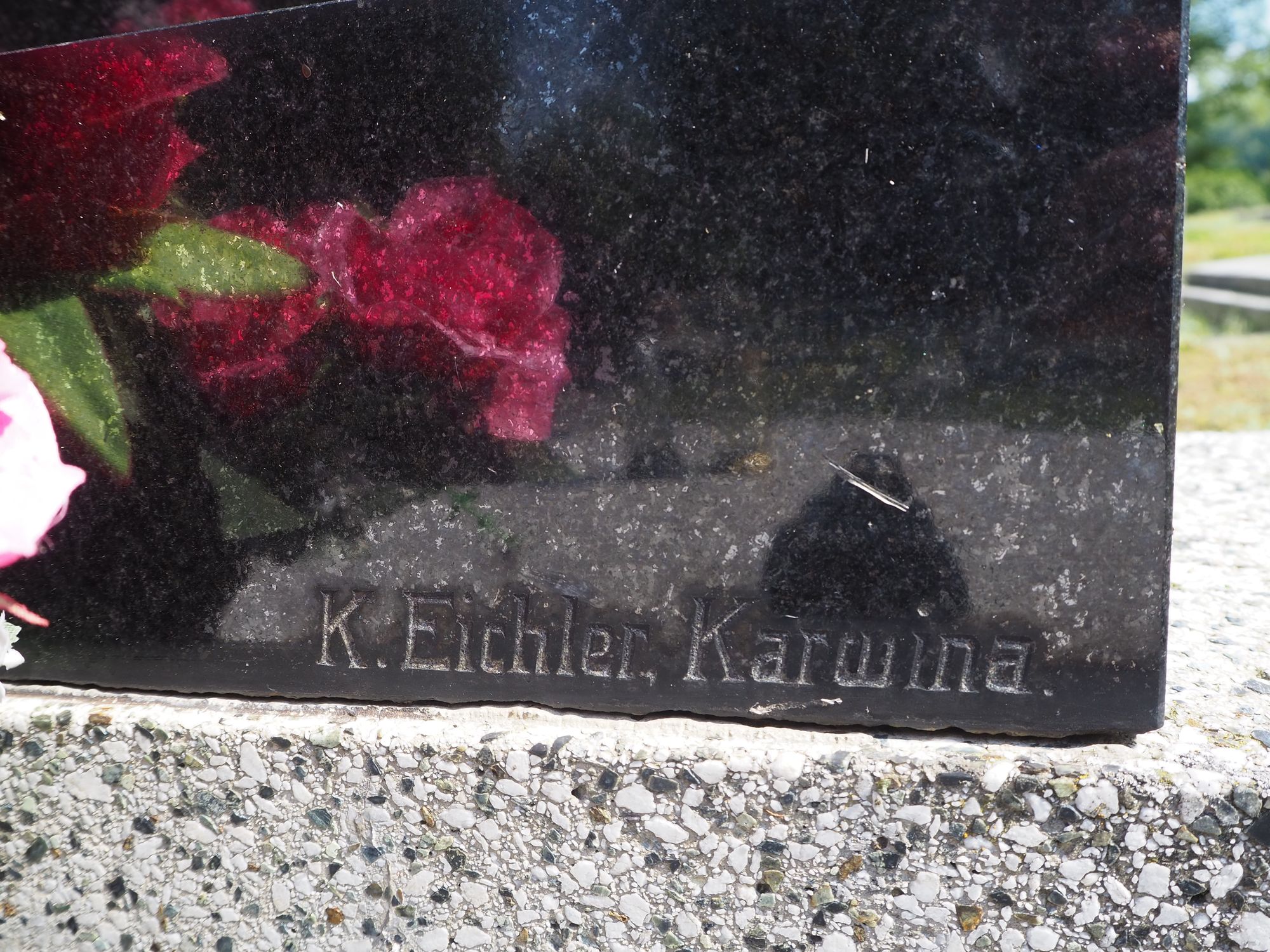 Sygnatura z nagrobka rodziny Sciskałów i Kuczatego, cmentarz w Karwinie Dołach, stan z 2022 r.