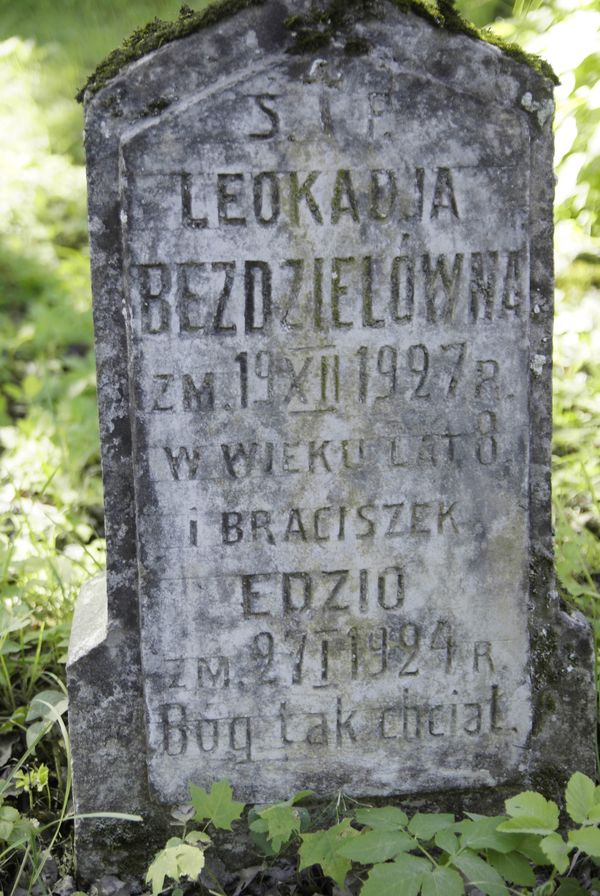 Inscription on the gravestone of Edward and Leokadia Bezdziel, Rossa cemetery in Vilnius, as of 2013