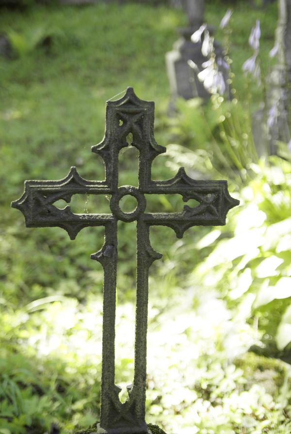 Topping of the gravestone of Edward and Leokadia Bezdziel, Rossa cemetery in Vilnius, as of 2013