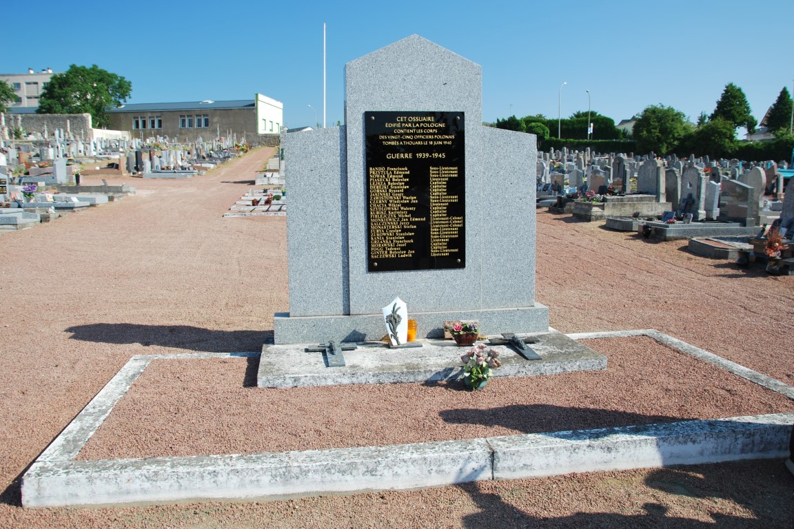 Grave of 30 Polish sapper officers who died on 18.06.1940 at Thouars railway station