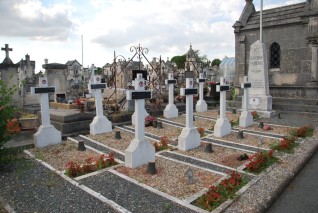 Grób lotnika mjr. Franciszka Kasznego na cmentarzu komunalnym.