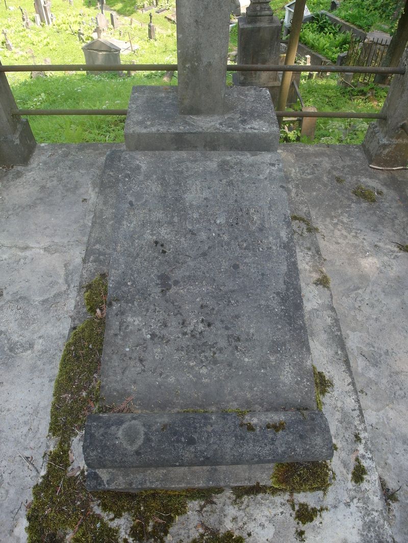Fragment nagrobka Franciszka i Kazimiery Piotrowiczów, cmentarz Na Rossie w Wilnie, stan z 2015 r.