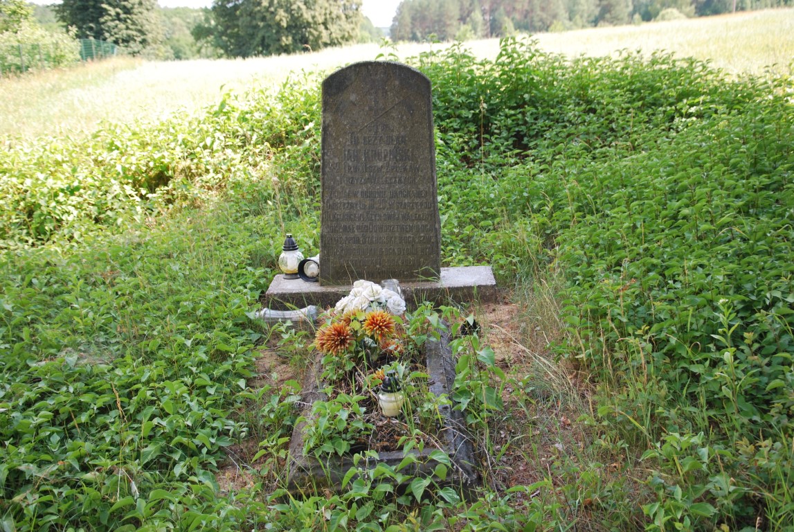 Tomb of a lancer killed in 1920 near Olkieniki