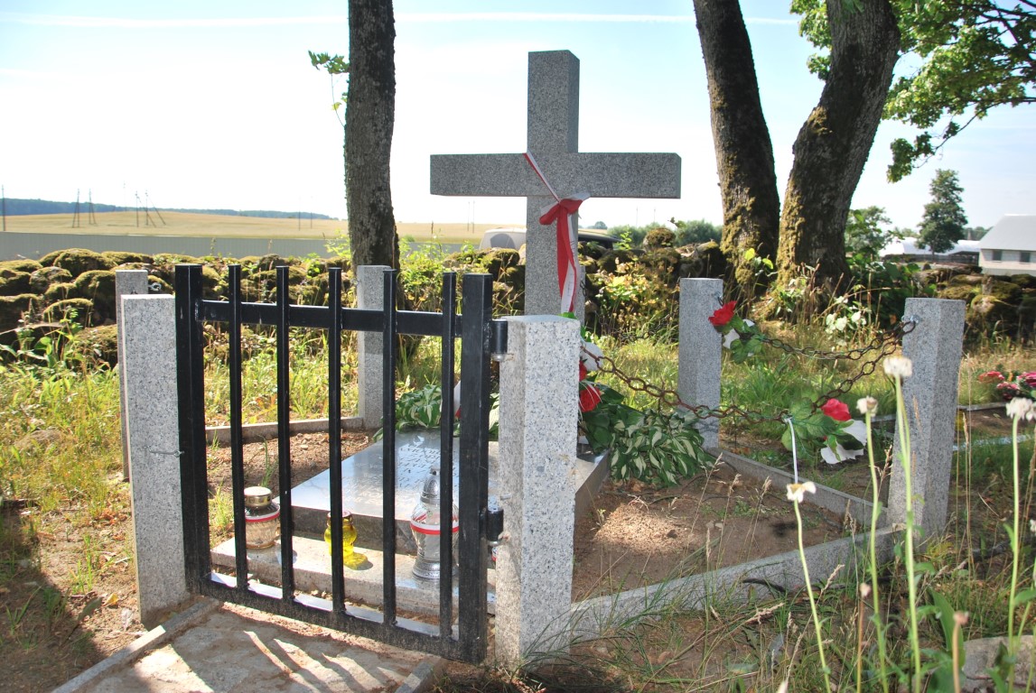 Fotografia przedstawiająca Mass grave of the Home Army soldiers of the \"Komar\" unit