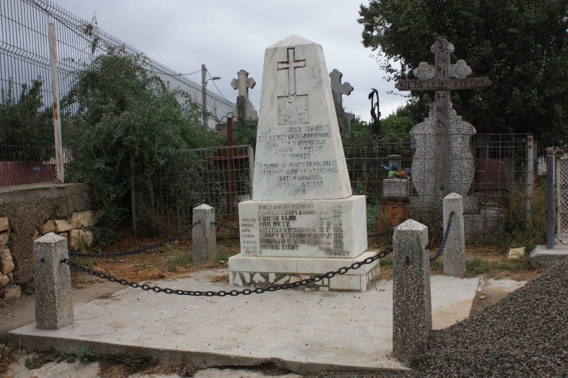 Pomnik upamiętniający 8 polskich żołnierzy internowanych w 1939 r. w Rumunii, pochowanych na lokalnym cmentarzu