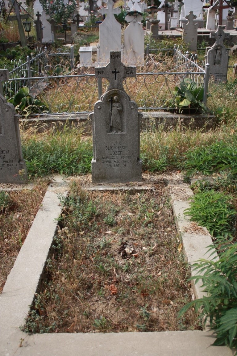 Józef Blicharski, Groby polskich uchodźców z okresu II wojny światowej na lokalnym cmentarzu.