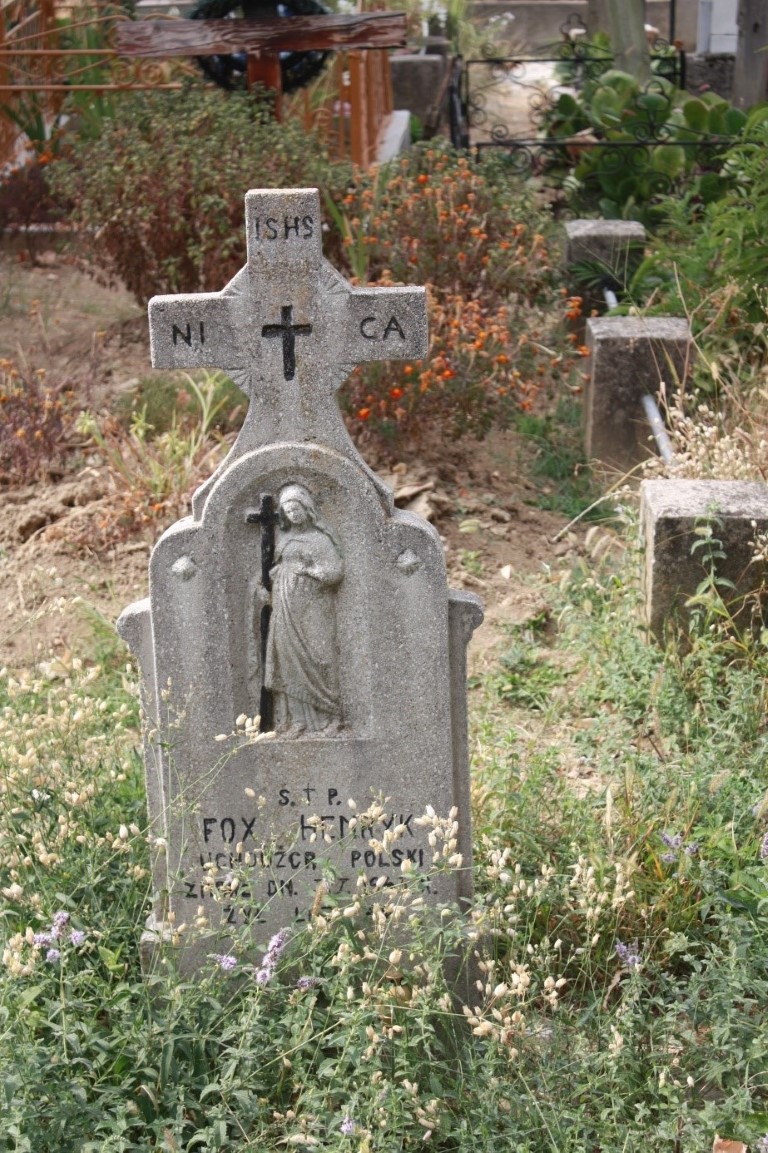 Henryk Fox, Groby polskich uchodźców z okresu II wojny światowej na lokalnym cmentarzu.