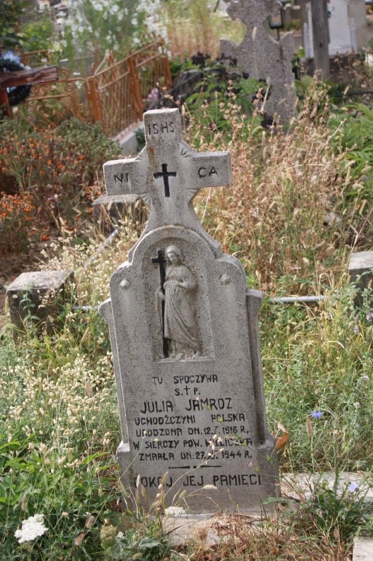 Julia Jamroz, Groby polskich uchodźców z okresu II wojny światowej na lokalnym cmentarzu.