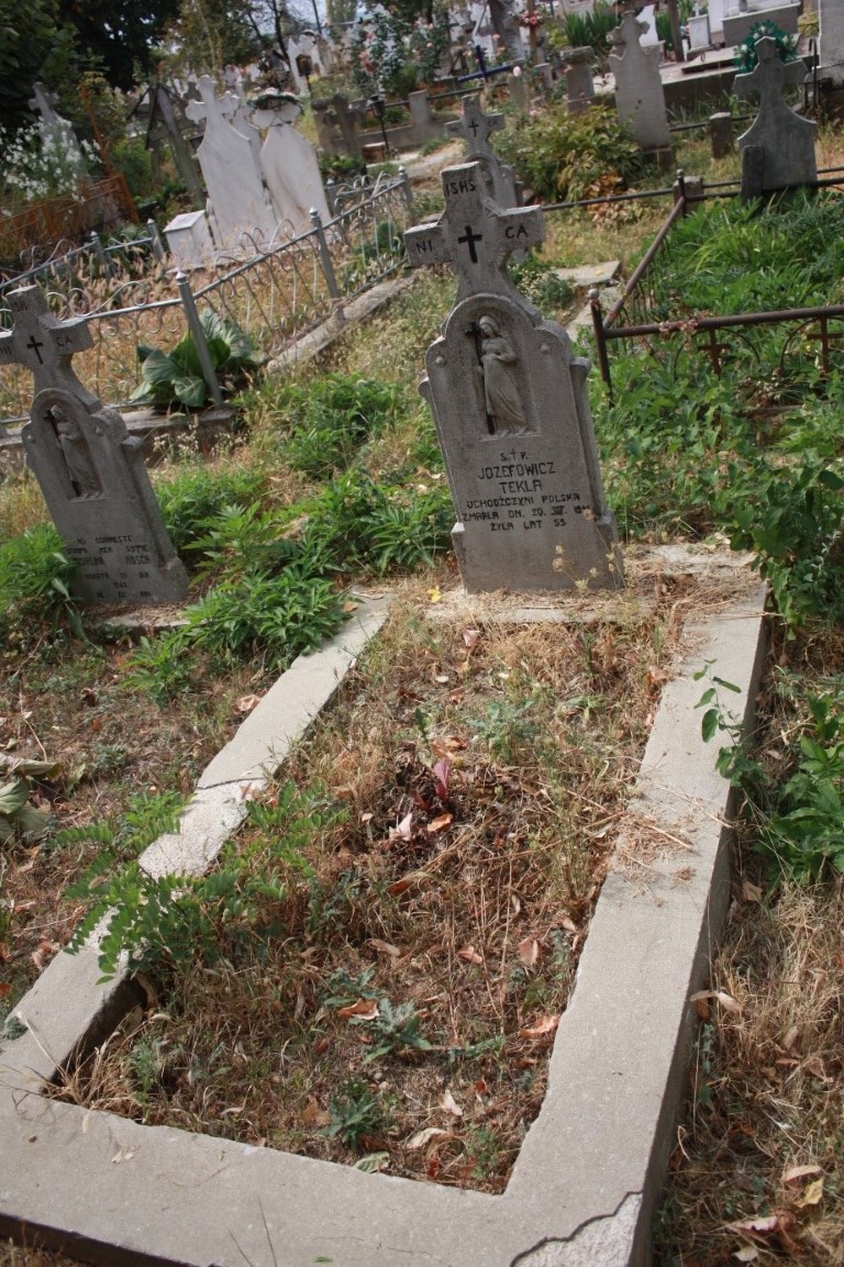 Tekla Józefowicz, Groby polskich uchodźców z okresu II wojny światowej na lokalnym cmentarzu.